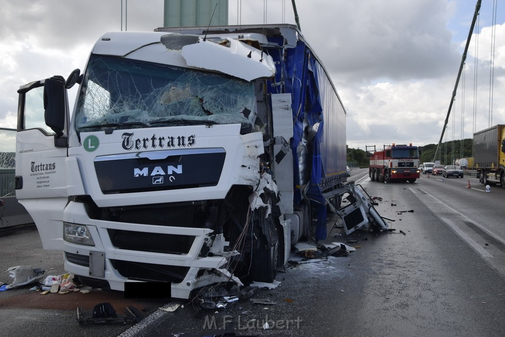 Schwerer LKW VU PKlemm A 4 Rich Olpe auf der Rodenkirchener Bruecke P213.JPG - Miklos Laubert